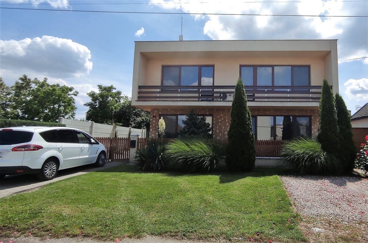 Dom snov, bazén, vinná pivnica, garáže, Mostová