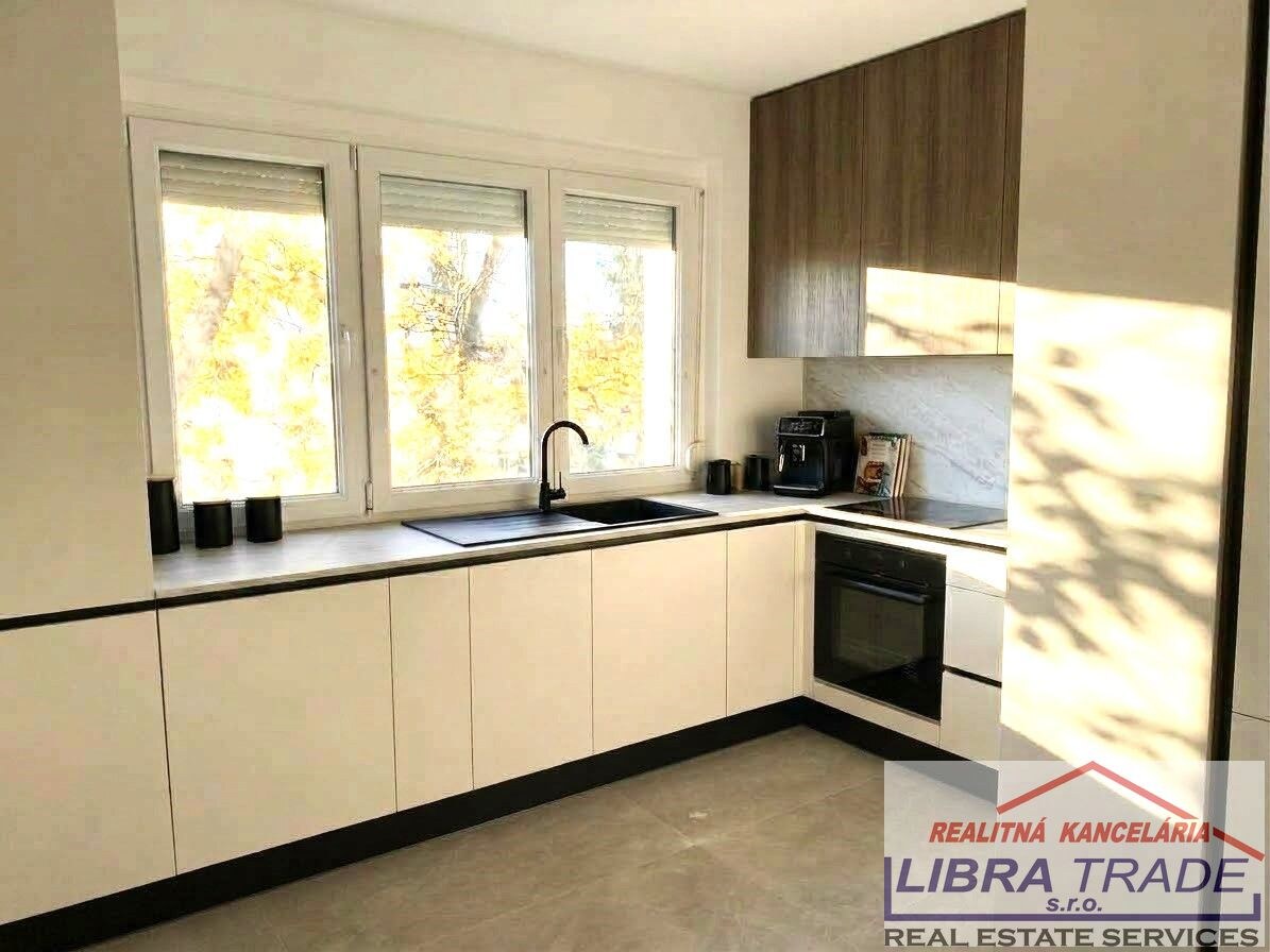 PREDAJ - Kompletne prerobeného 3 izbového bytu s loggiou neďaleko Komenského ulice v Komárne  — foto 2