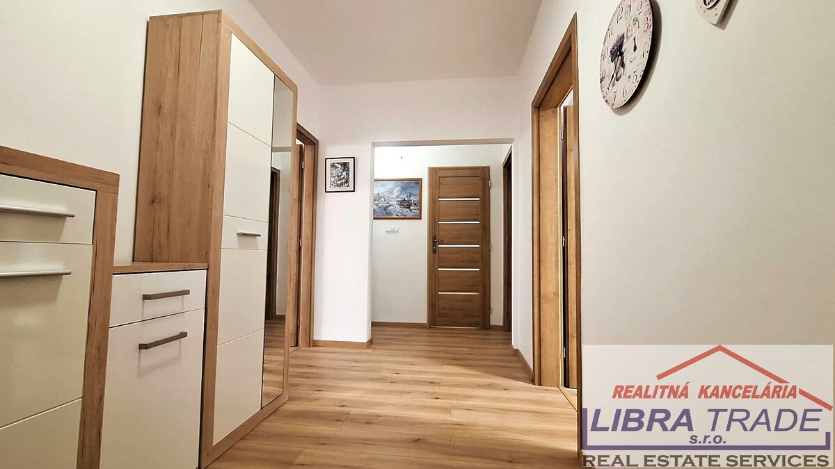 PREDAJ - Kompletne prerobeného 3 izbového bytu s loggiou na ulici Vodnej v Komárne  — foto 7