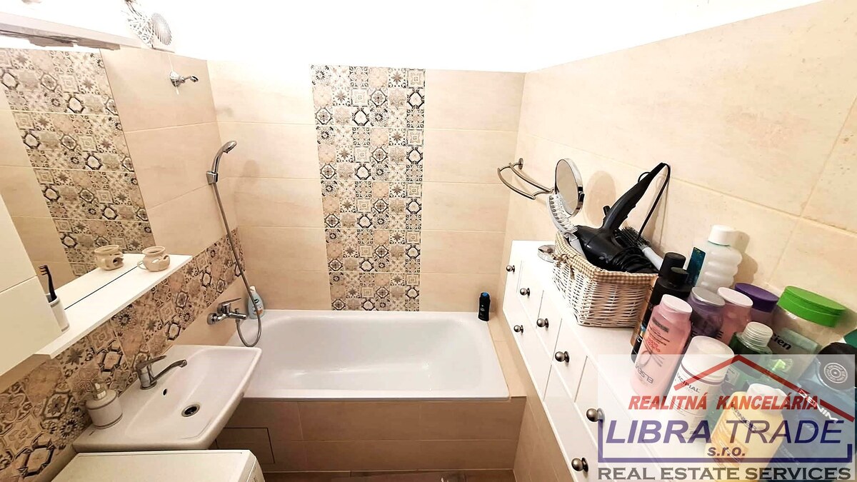 PREDAJ - Kompletne prerobeného 3 izbového bytu s loggiou na ulici Vodnej v Komárne  — foto 8