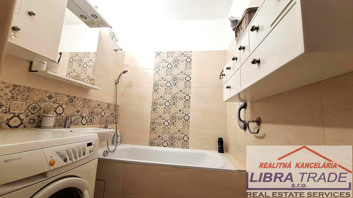 PREDAJ - Kompletne prerobeného 3 izbového bytu s loggiou na ulici Vodnej v Komárne  — foto 9