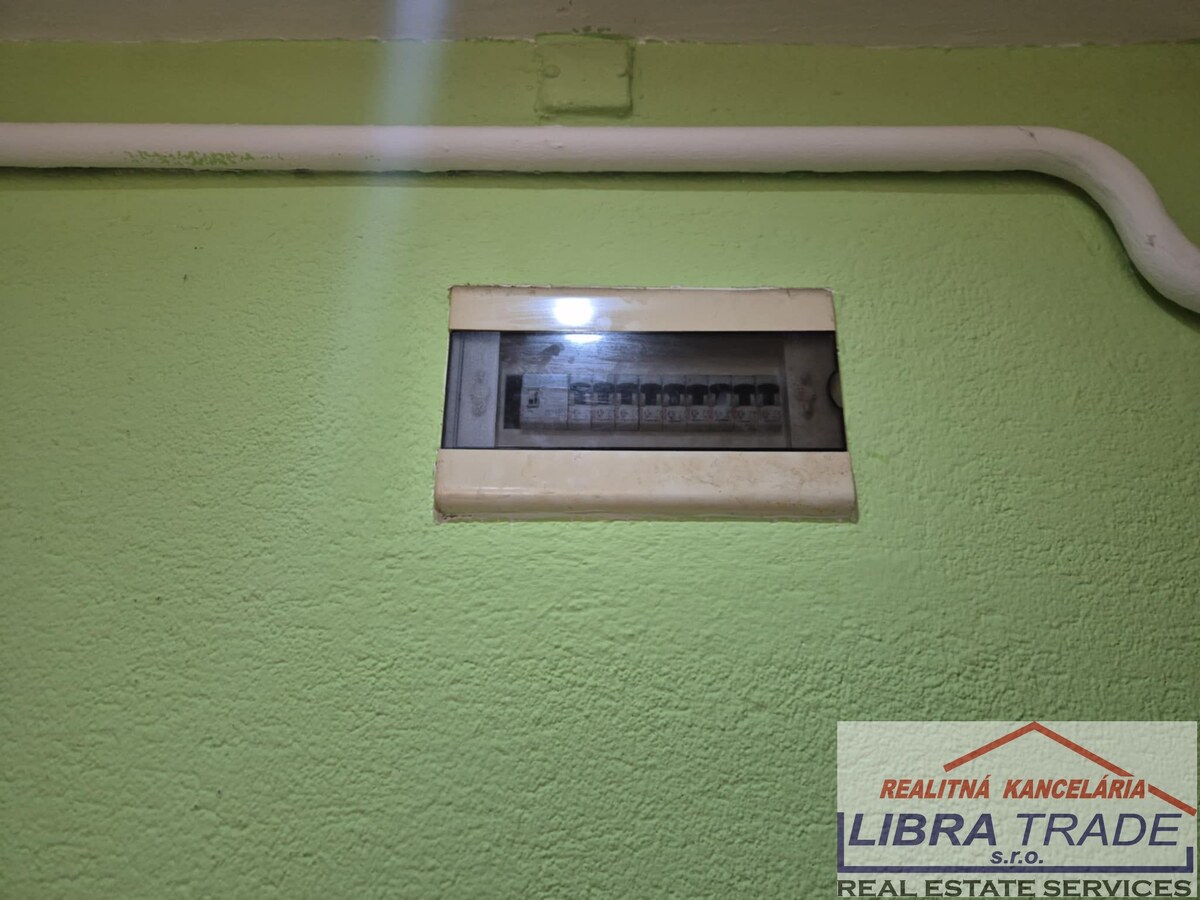 PREDAJ - 2 izbový tehlový byt prerobený na 3 izbový byt s vlastným kúrením v Komárne  — foto 5
