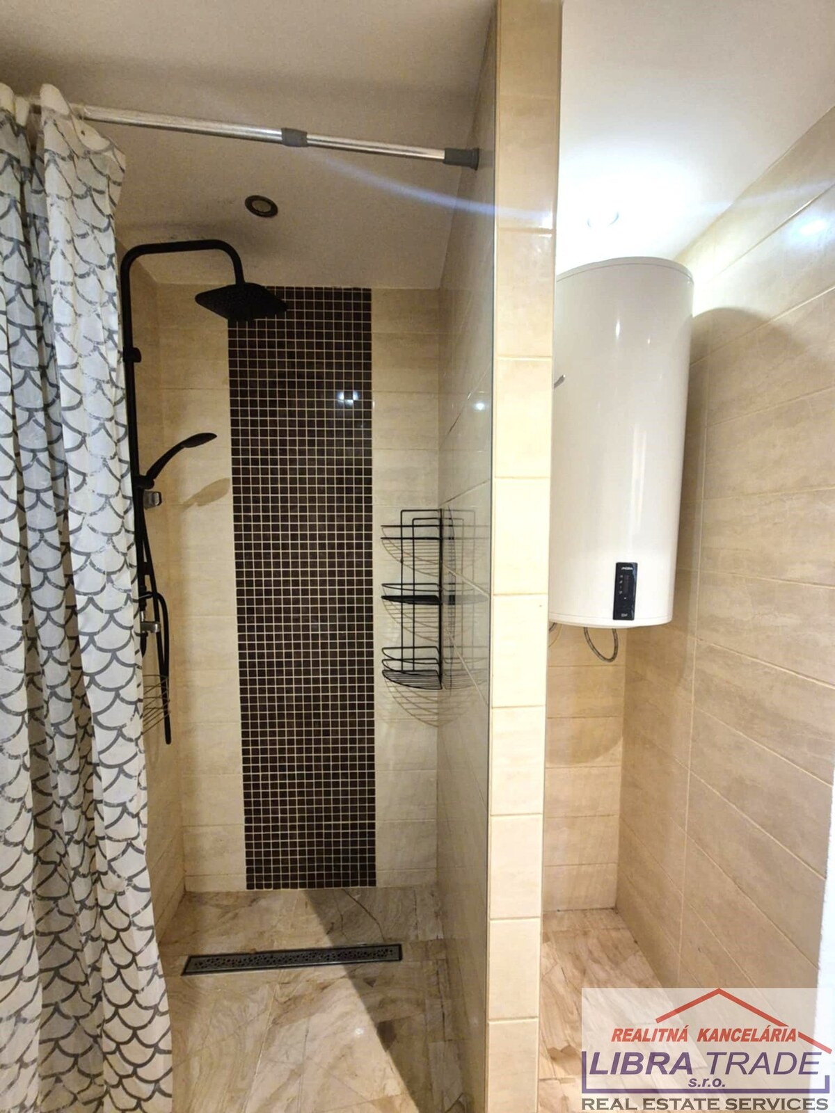 PREDAJ - 2 izbový tehlový byt prerobený na 3 izbový byt s vlastným kúrením v Komárne  — foto 6