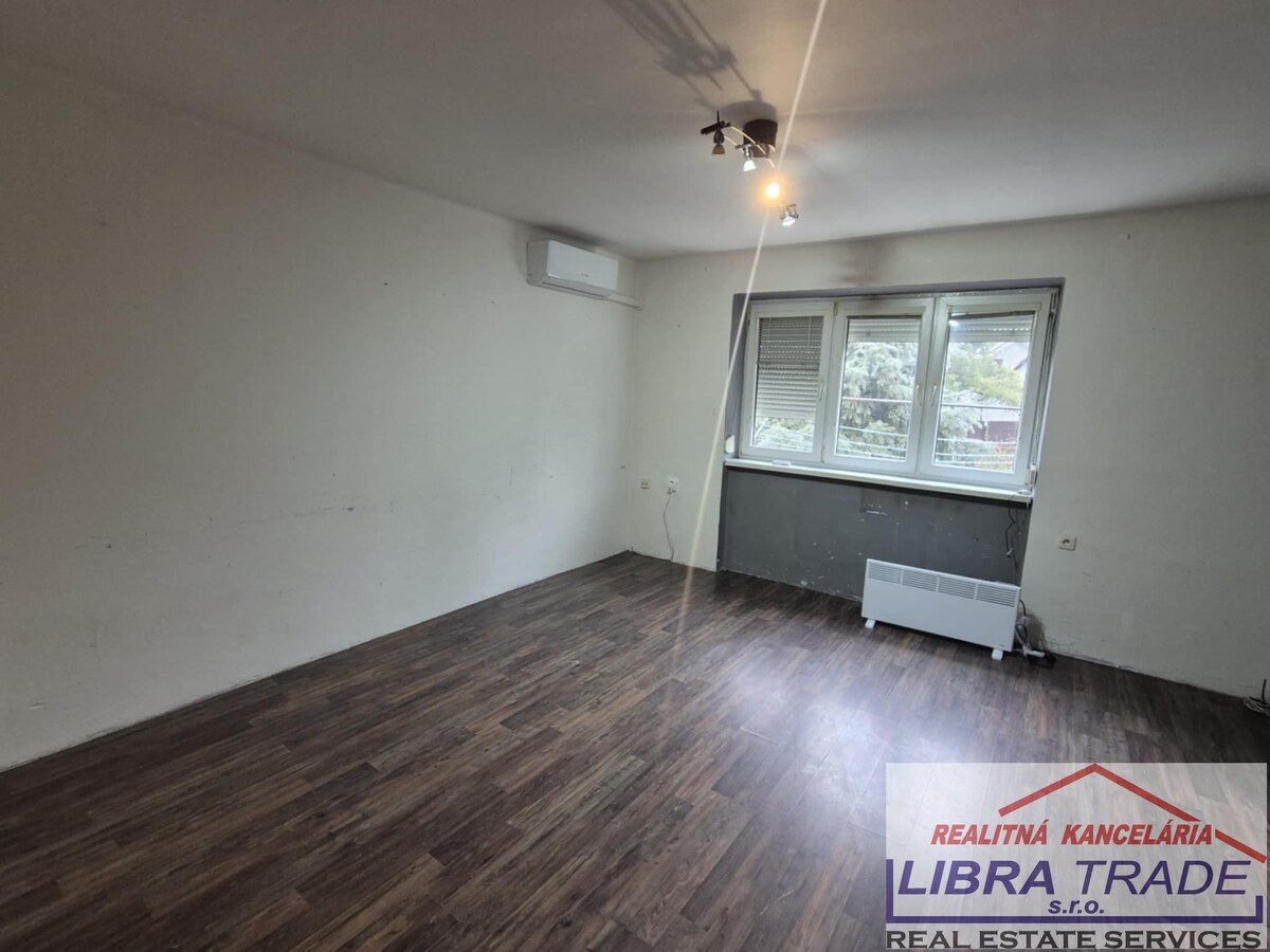 PREDAJ - 2 izbový tehlový byt prerobený na 3 izbový byt s vlastným kúrením v Komárne  — foto 9