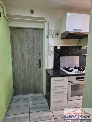 PREDAJ - 2 izbový tehlový byt prerobený na 3 izbový byt s vlastným kúrením v Komárne  — foto 3