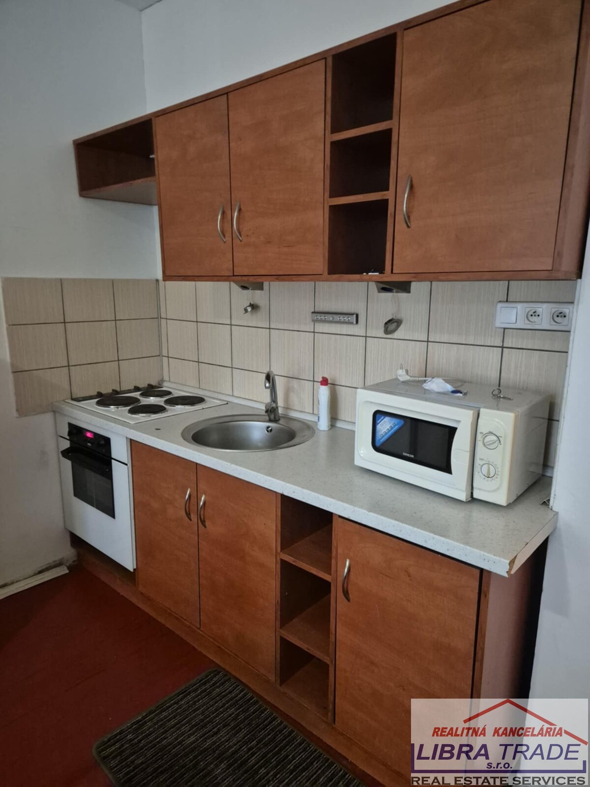 PREDAJ - čiastočne prerobená garsónka s balkónom na Eotvosovej ulici v Komárne 