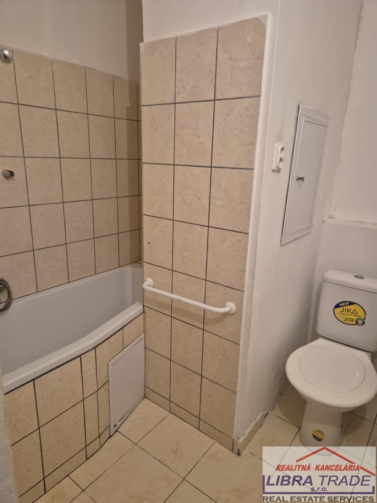 PREDAJ - čiastočne prerobená garsónka s balkónom na Eotvosovej ulici v Komárne  — foto 3
