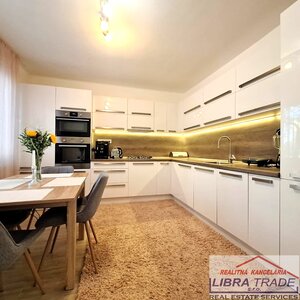 PREDAJ - Kompletne prerobený 3 izbový byt neďaleko centra v Komárne  — foto 1