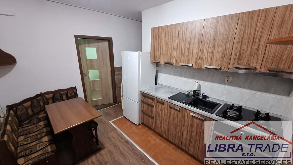 EXKLUZÍVNY PREDAJ - Čiastočne prerobený 3 izbový byt s loggiou na Českej ul. v Komárne VII. sídlisko DOHODA MOŽNÁ!  — foto 2