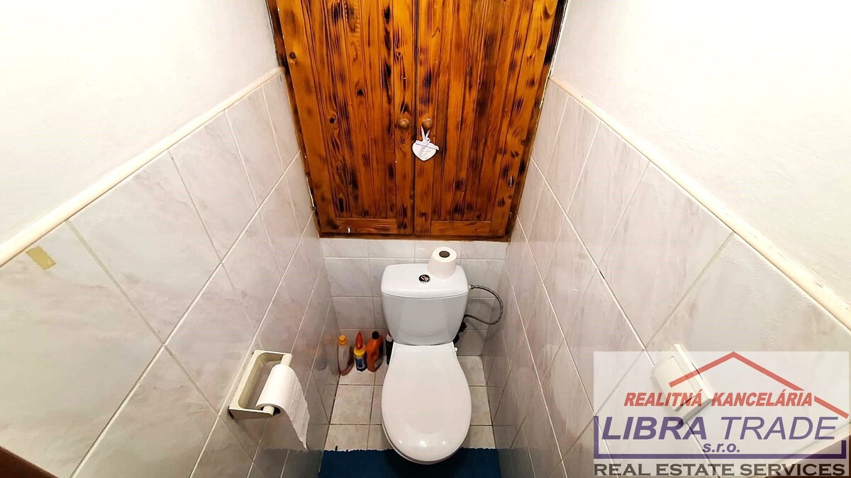 EXKLUZÍVNY PREDAJ - Čiastočne prerobený 3 izbový byt s loggiou na Českej ul. v Komárne VII. sídlisko DOHODA MOŽNÁ!  — foto 8
