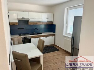 Prenájom - 2-izb.zariadený byt s balkónom v meste Šurany. — foto 1