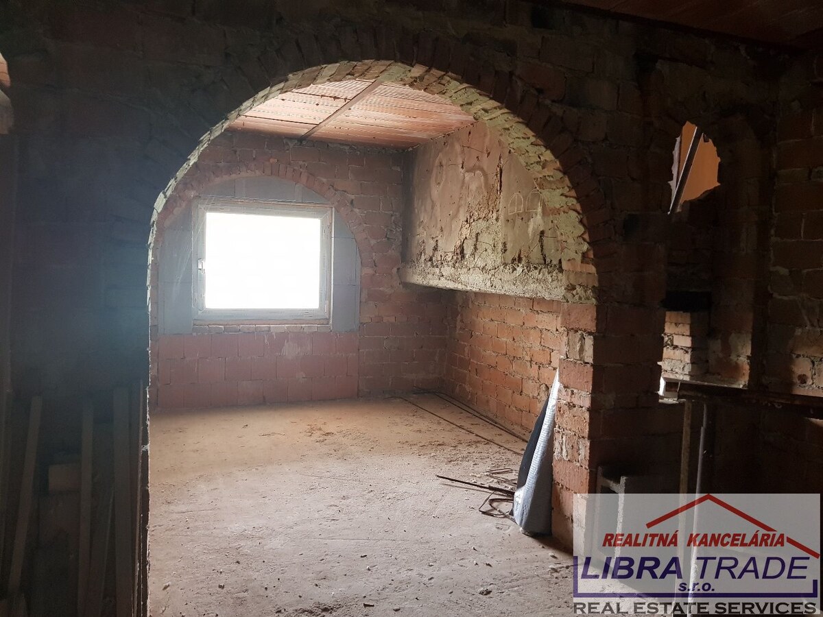 PREDAJ - veľký rozostavaný rodinný dom vhodný aj na podnikateľské účely - ubytovňa, penzión. Len 4 km od Štúrova. ODPORÚČAME. — foto 6