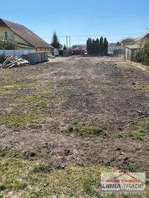 Na predaj stavebný pozemok o rozlohe 1051m2 v SURANOCH. — foto 2