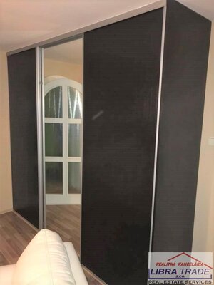 Predaj - polyfunkčný objekt s 2 bytovými jednotkami a podnikateľskými priestormi v centre Komárna — foto 13