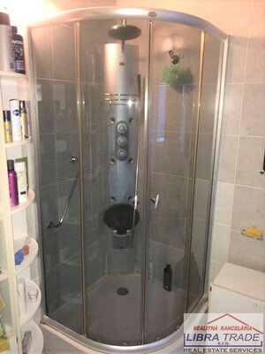 Predaj - polyfunkčný objekt s 2 bytovými jednotkami a podnikateľskými priestormi v centre Komárna — foto 15
