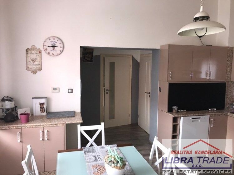 Predaj - 8 izbový rodinný dom pre viacčlennú rodinu vhodný aj pre podnikanie v Komárne — foto 26