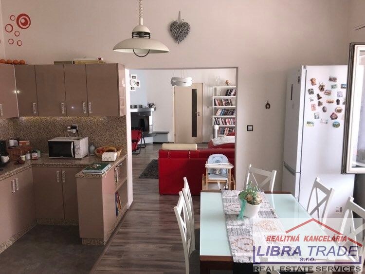 Predaj - 8 izbový rodinný dom pre viacčlennú rodinu vhodný aj pre podnikanie v Komárne — foto 27