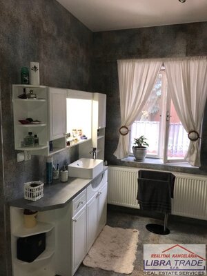 Predaj - 8 izbový rodinný dom pre viacčlennú rodinu vhodný aj pre podnikanie v Komárne — foto 40