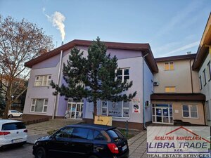 PRENÁJOM - Kancelárske priestory pri pošte v centre Komárna — foto 2