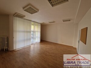 PRENÁJOM - Kancelárske priestory pri pošte v centre Komárna — foto 3