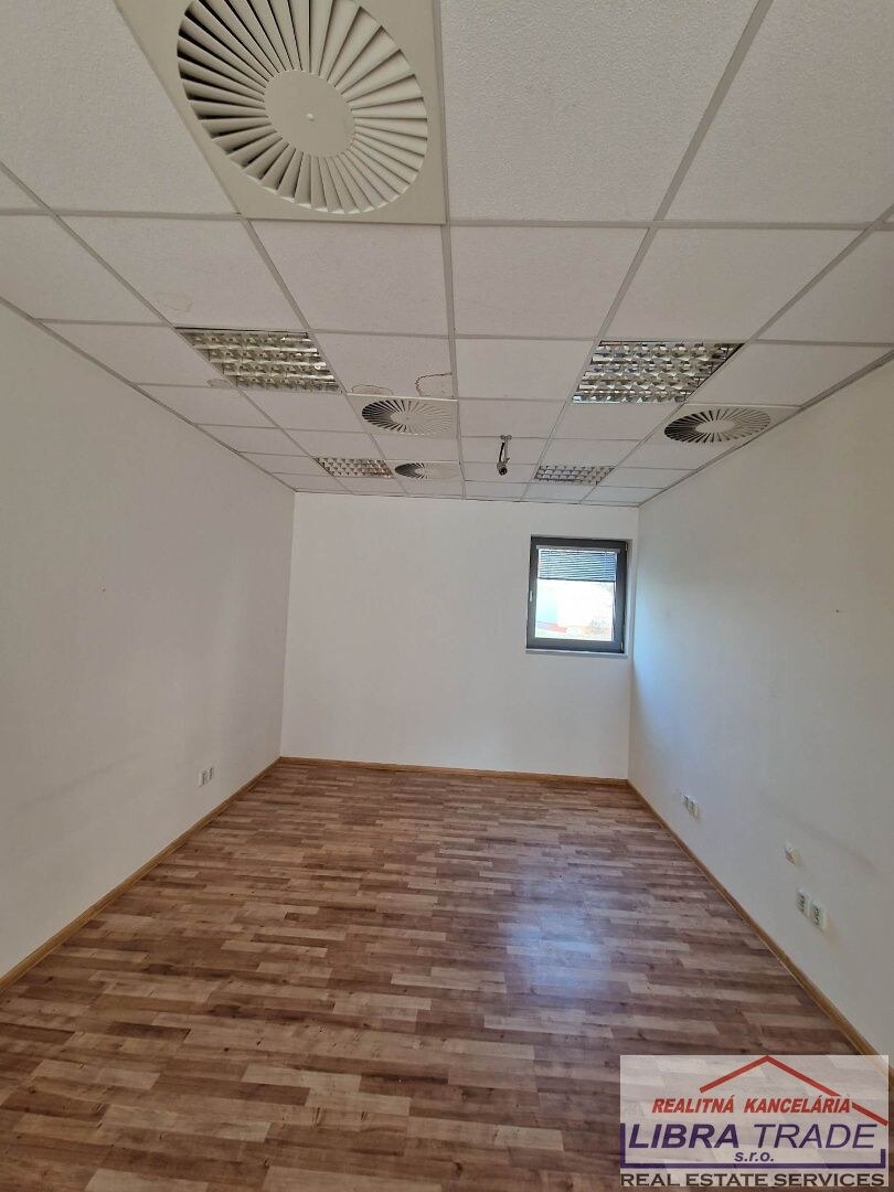 PRENÁJOM - kancelársky/obchodný priestor na prízemí v budove NEXT so vstupom z ulice. Komárne — foto 5