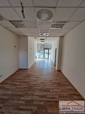 PRENÁJOM - kancelársky/obchodný priestor na prízemí v budove NEXT so vstupom z ulice. Komárne — foto 3