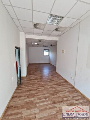 PRENÁJOM - kancelársky/obchodný priestor na prízemí v budove NEXT so vstupom z ulice. Komárne — foto 4