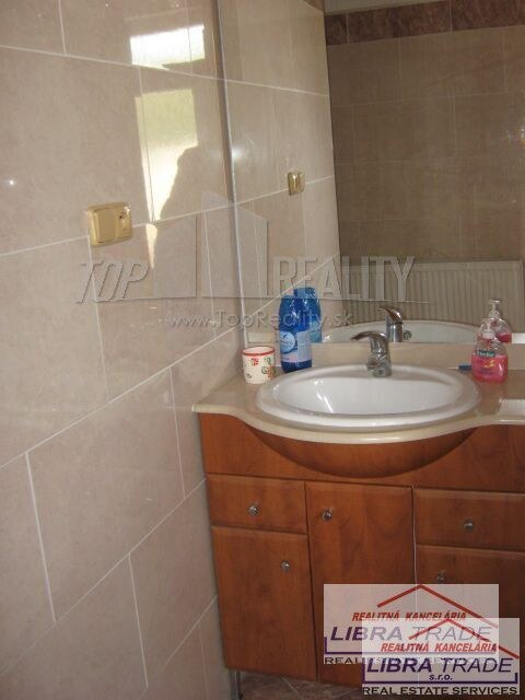 Veľký dvojgeneračný RD pri kúpelnom meste Štúrovo — foto 10