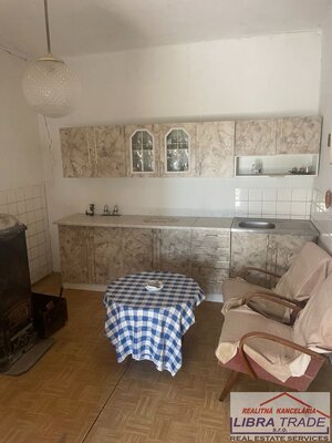 Predaj - 2-izb.starší RD s pekným pozemkom 1800m2 v Dedine Mládeže. — foto 2