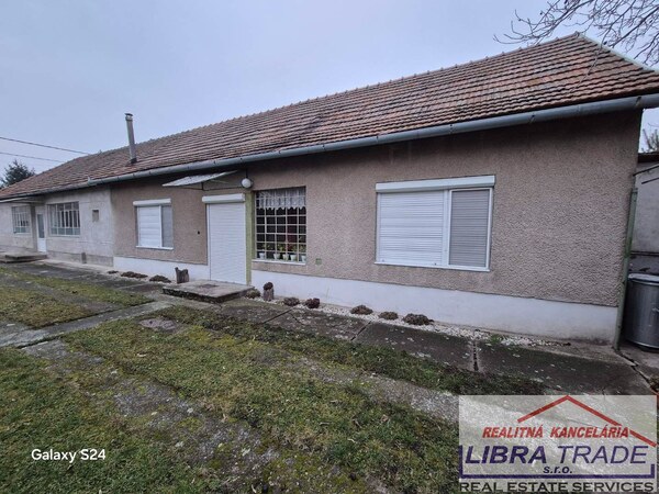 Predaj - Starší dvojdom  s pozemkom o rozlohe: 1064m2 v obci Bánov.