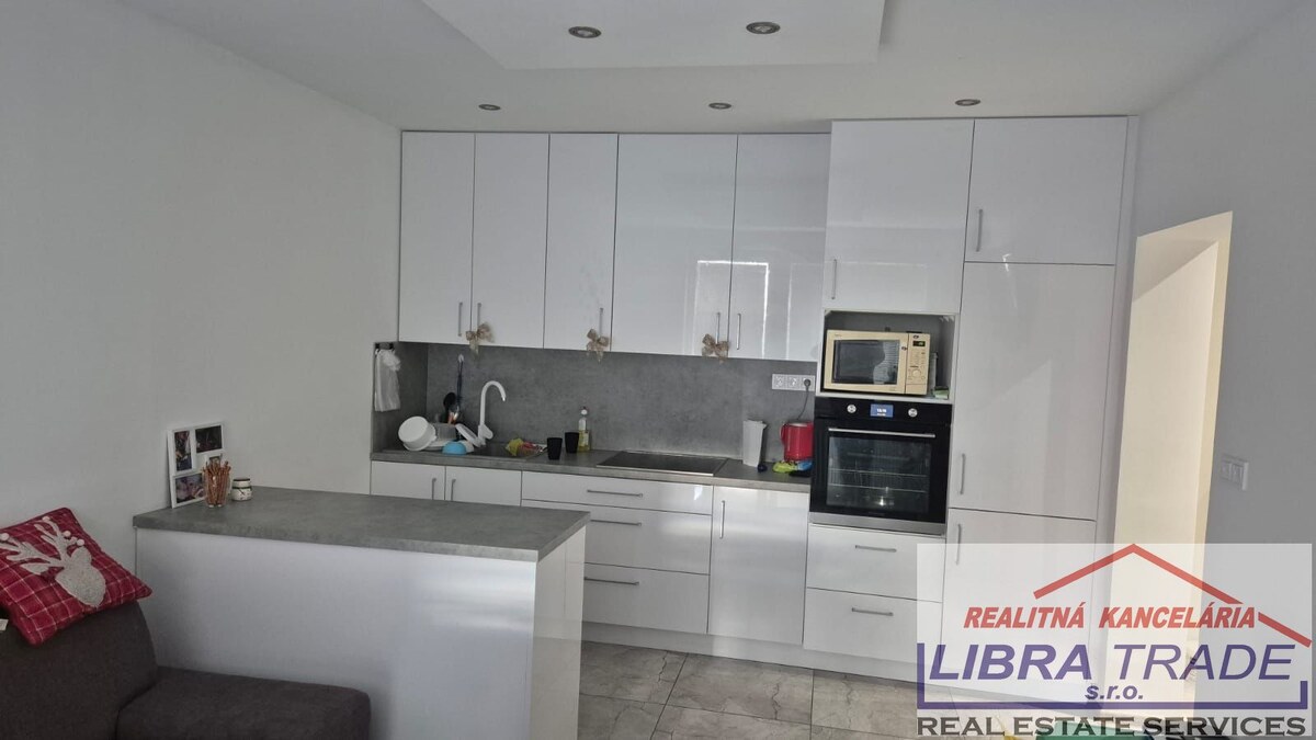 Prenájom - 1 izb. zariadený byt s balkónom v Šuranoch. — foto 2