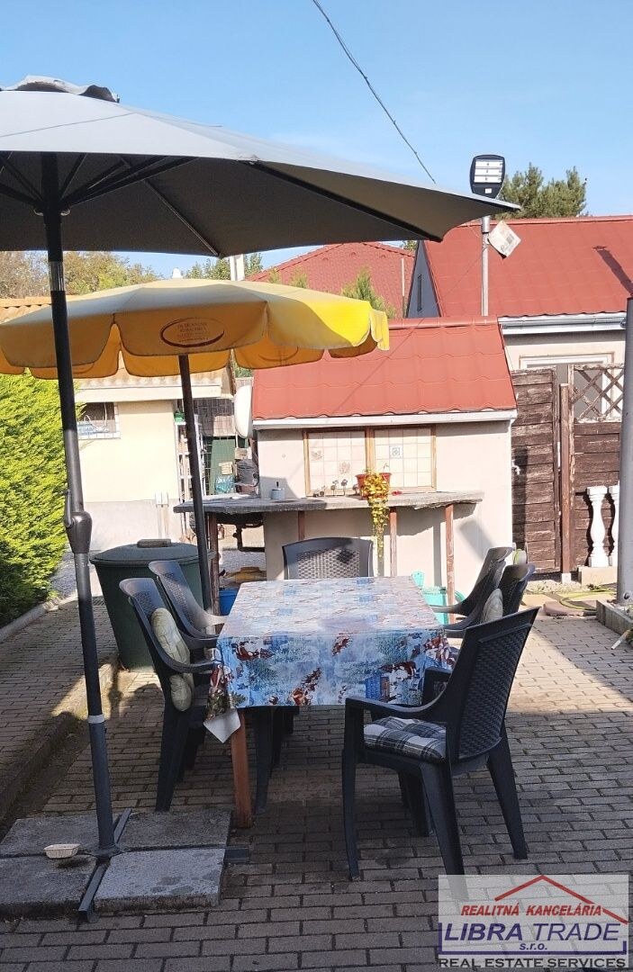 Menší rodinný dom na predaj s veľkým pozemkom v Nových Zámkoch. — foto 5