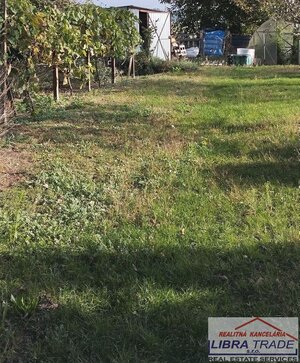 Menší rodinný dom na predaj s veľkým pozemkom v Nových Zámkoch. — foto 8
