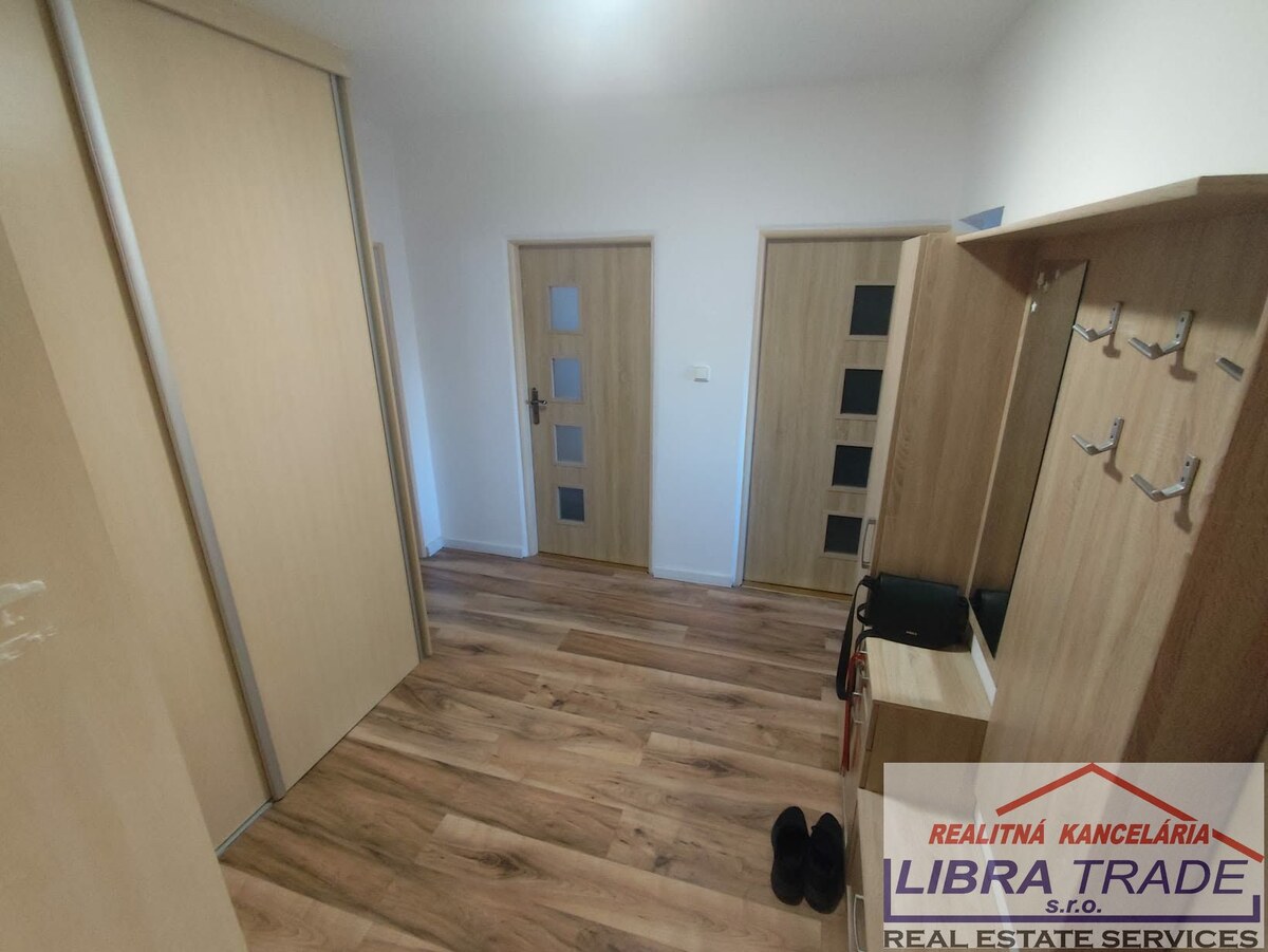 PREDAJ - Kompletne prerobený veľký 3 izbový byt prerobený na 4 izbový byt s 2 balkónmi na Komenského ul. v Komárne  — foto 12