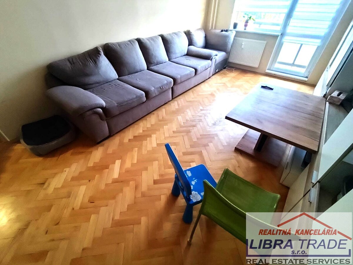 PREDAJ - Kompletne prerobený veľký 3 izbový byt prerobený na 4 izbový byt s 2 balkónmi na Komenského ul. v Komárne  — foto 16