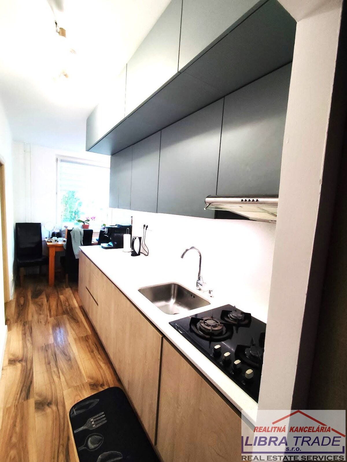 PREDAJ - Kompletne prerobený veľký 3 izbový byt prerobený na 4 izbový byt s 2 balkónmi na Komenského ul. v Komárne  — foto 4