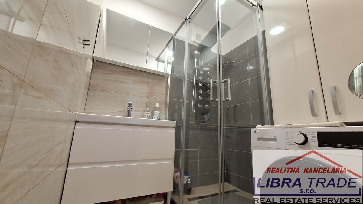 PREDAJ - Kompletne prerobený veľký 3 izbový byt prerobený na 4 izbový byt s 2 balkónmi na Komenského ul. v Komárne  — foto 8