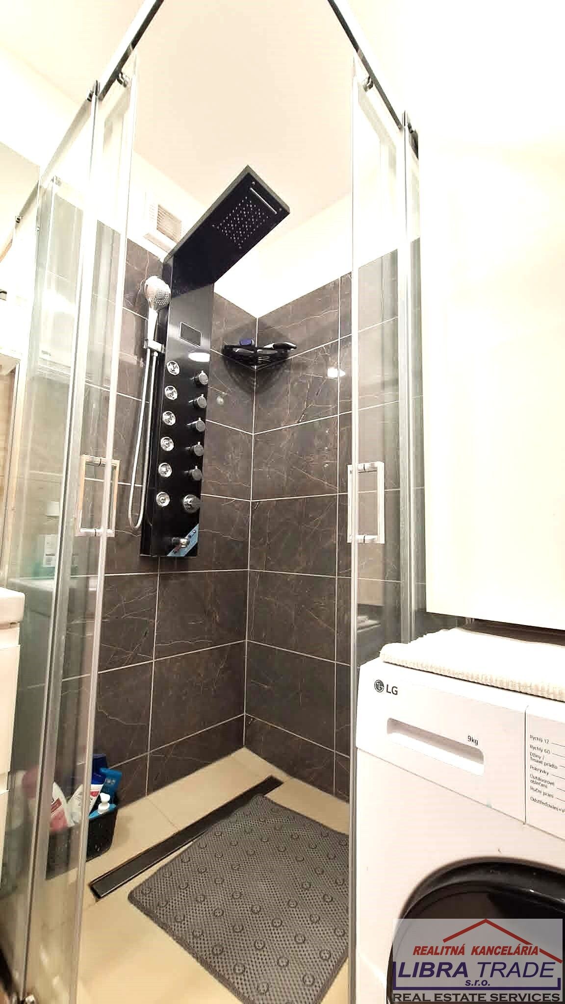 PREDAJ - Kompletne prerobený veľký 3 izbový byt prerobený na 4 izbový byt s 2 balkónmi na Komenského ul. v Komárne  — foto 9