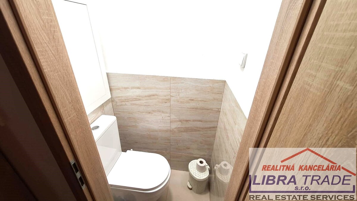 PREDAJ - Kompletne prerobený veľký 3 izbový byt prerobený na 4 izbový byt s 2 balkónmi na Komenského ul. v Komárne  — foto 10
