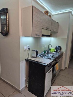PREDAJ - Kompletne prerobený tehlový 3 izbový byt pôvodne 2 izbový byt v Komárne  — foto 12