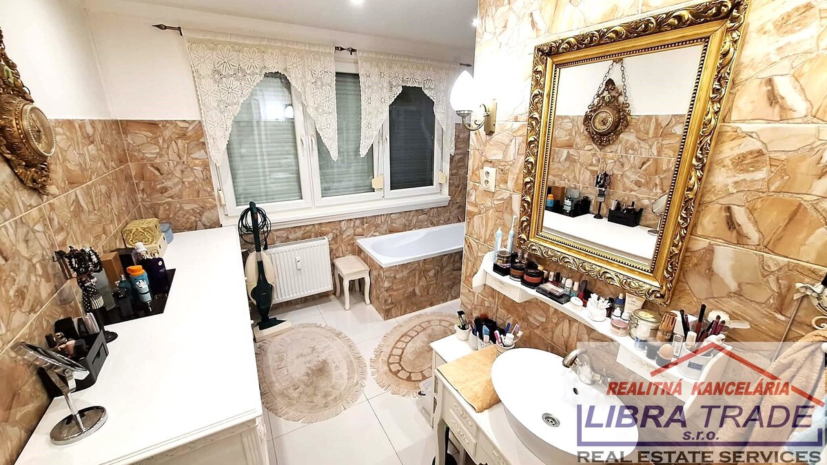 EXKLUZÍVNY PREDAJ - Kompletne prerobený 2 izbový veľký byt s loggiou neďaleko Komárna ZNÍŽENÁ CENA! — foto 7
