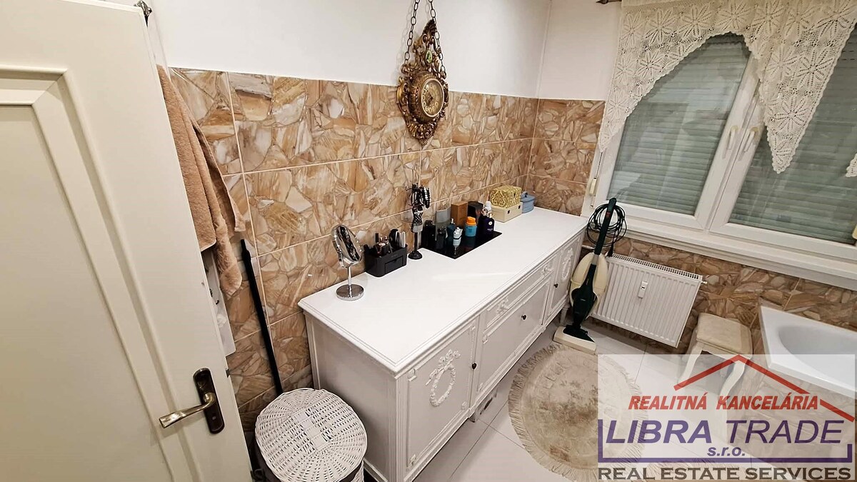 EXKLUZÍVNY PREDAJ - Kompletne prerobený 2 izbový veľký byt s loggiou neďaleko Komárna ZNÍŽENÁ CENA! — foto 10