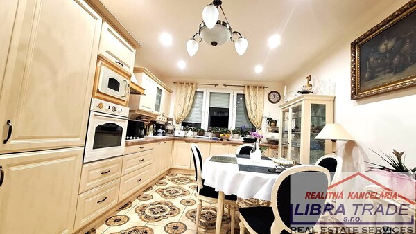 EXKLUZÍVNY PREDAJ - Kompletne prerobený 2 izbový veľký byt s loggiou neďaleko Komárna ZNÍŽENÁ CENA!