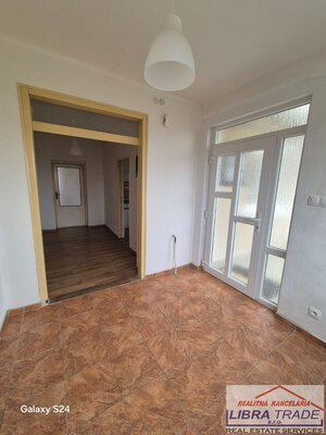 Prenájom  - 3 izb. RD v meste Šurany. — foto 8