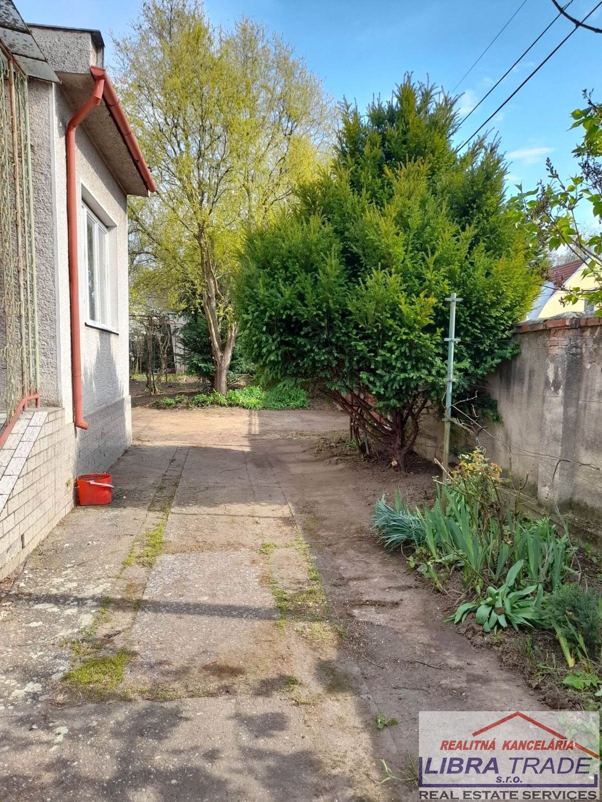 Rodinný dom na predaj v obci Dvory nad Žitavou. — foto 25