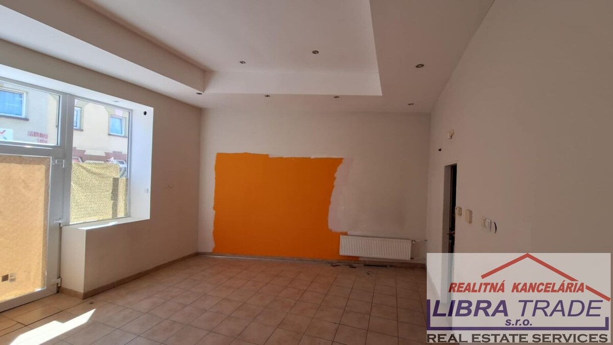 PREDAJ - Obchodného priestoru/kancelárie v centre Nových Zámkov DOHODA MOŽNÁ!  — foto 2