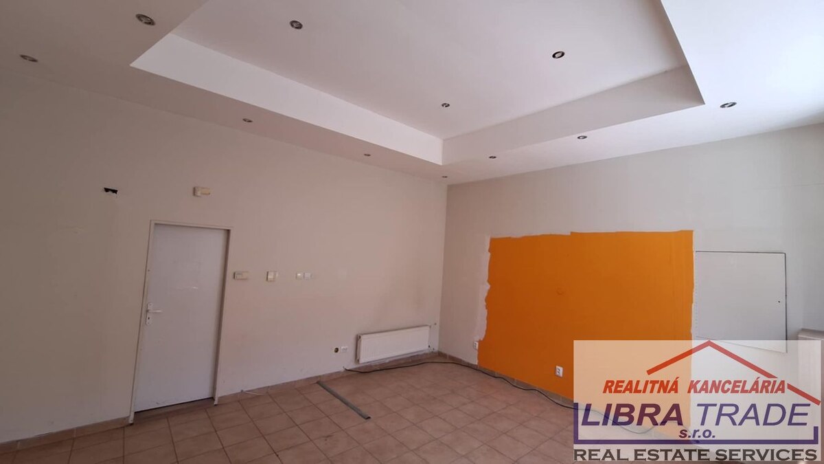 PREDAJ - Obchodného priestoru/kancelárie v centre Nových Zámkov DOHODA MOŽNÁ!  — foto 4