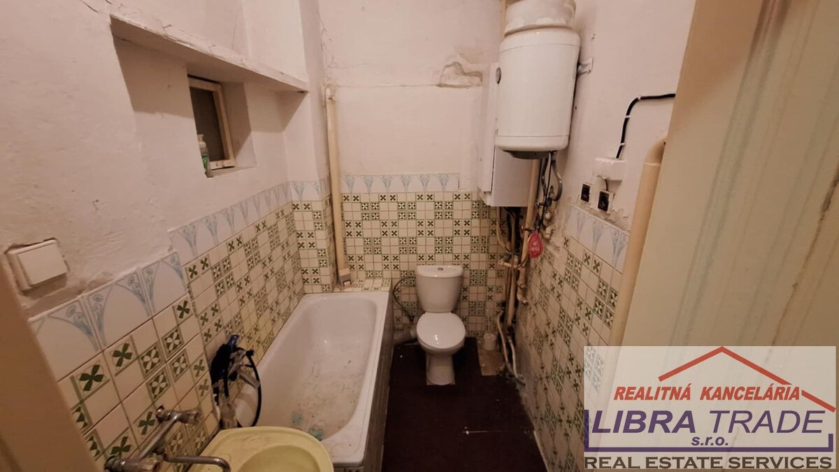 PREDAJ - Obchodného priestoru/kancelárie v centre Nových Zámkov DOHODA MOŽNÁ!  — foto 5