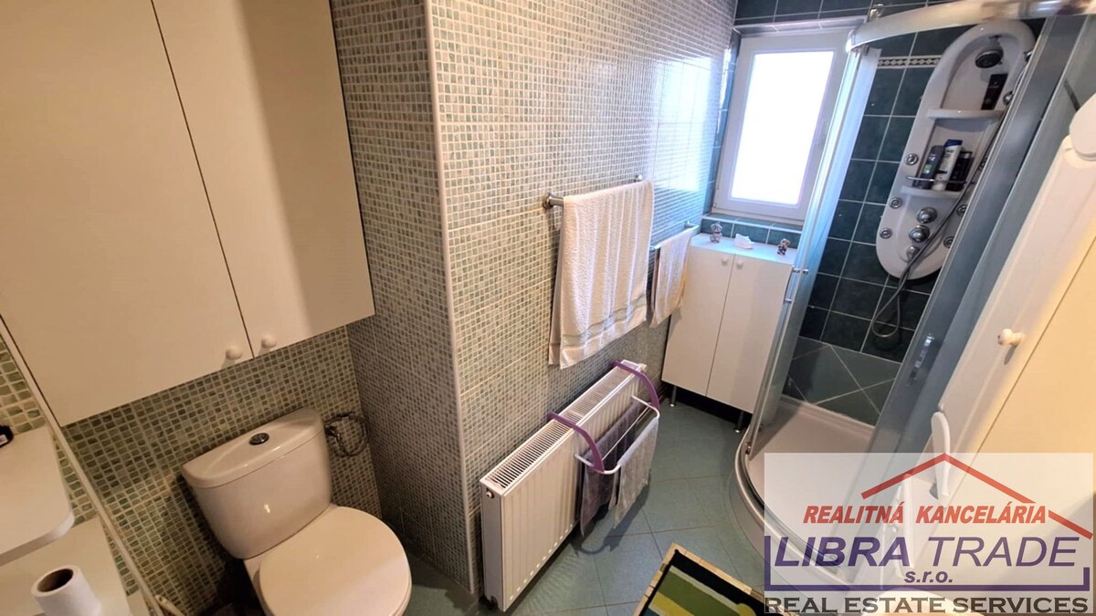 EXKLUZÍVNY PREDAJ - Zariadený kompletne prerobený 5 izbový rodinný dom v Komárne časť Nová Stráž — foto 19