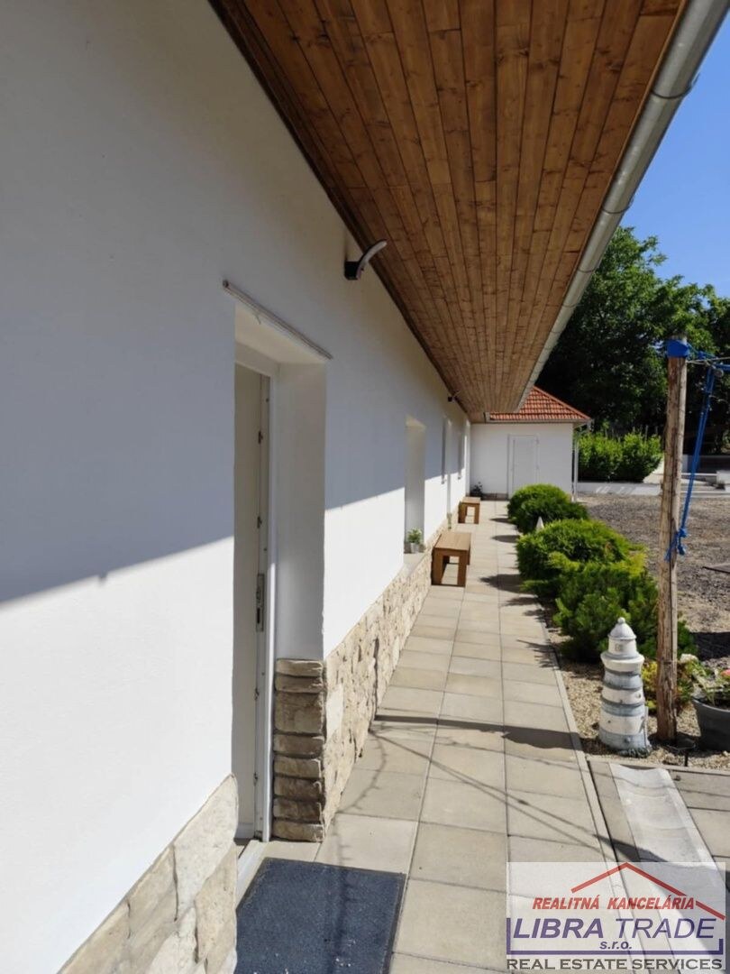 Ponúkame  na predaj zrekonštruovaný, zariadený rodinný dom s garážami v obci Svodín. — foto 4